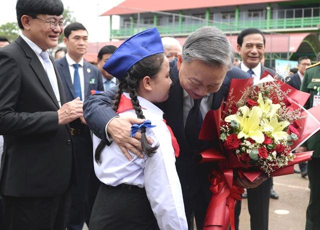 Chủ tịch nước Tô Lâm thăm Trường song ngữ Lào - Việt Nam Nguyễn Du (12/07/2024)